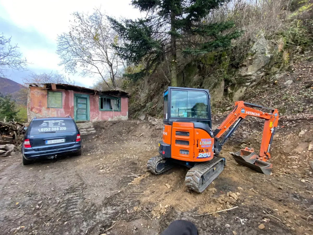 Miniexcavator propriu SomeTrans la pregătirea unui teren